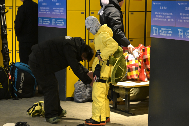 吉林新疆开启“雪假” 冰雪乐趣点燃冬日热情