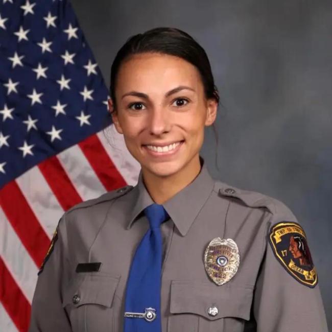 美国女警入室袭击二人被解雇,并终身禁任警职