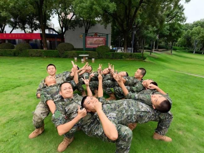 数千名新兵授衔大场面震撼来袭 青春誓言响彻军营