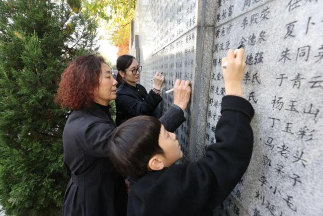 我今年已经96岁 不能等了:缅怀逝者寄托哀思