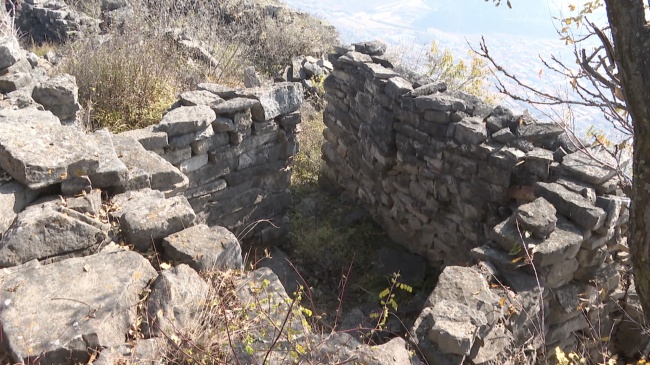 山西考古新發現！探訪懸崖峭壁上的明代古寨遺址