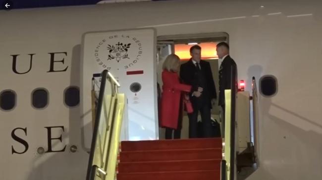 马克龙携夫人访华下机时牵手又挽手 绅士范儿十足