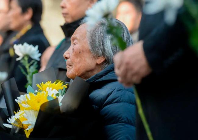 我今年已经96岁 不能等了：缅怀逝者寄托哀思