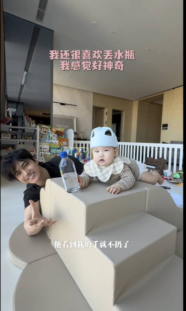 张檬给7个月儿子刷牙 母爱满满