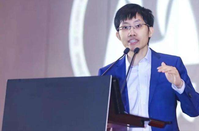 梁文锋的“双赛道神话”藏着什么逻辑？