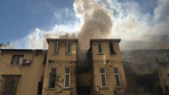 上海一小区突发火灾冒出大量烟雾 有老人从2楼跳下后受伤！