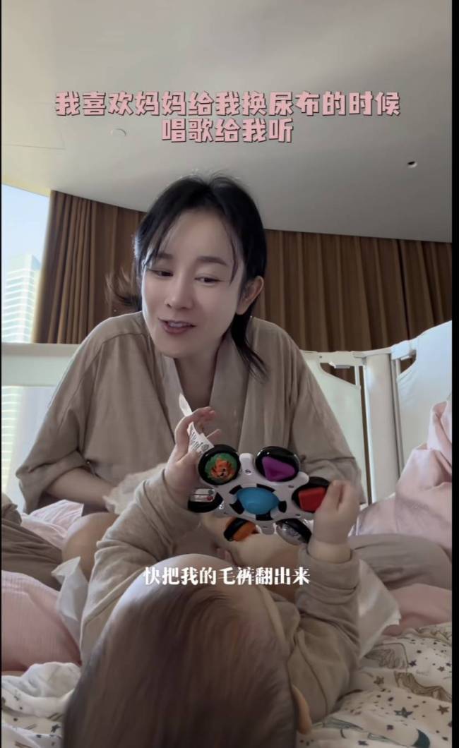 张檬给7个月儿子刷牙 母爱满满