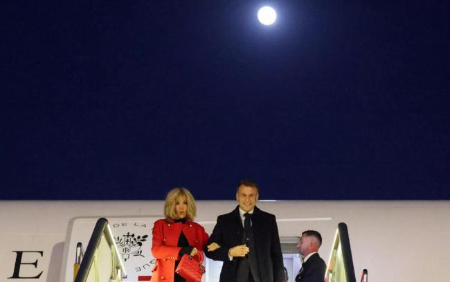 马克龙携夫人访华下机时牵手又挽手 绅士范儿十足