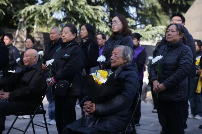 我今年已经96岁 不能等了：缅怀逝者寄托哀思