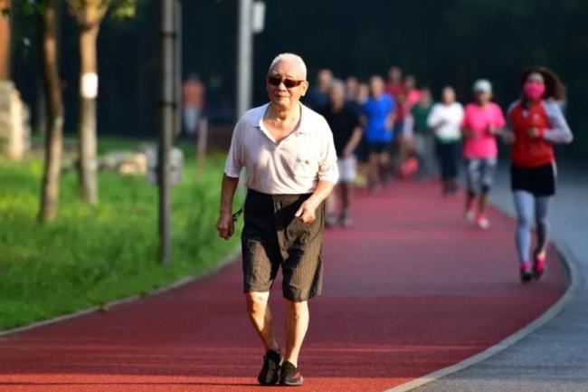 40岁后微胖才是长寿“黄金体重” 中年发福或成加分项