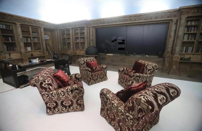 爱泼斯坦萝莉岛豪宅内挂诡异面具 豪宅内部首次曝光