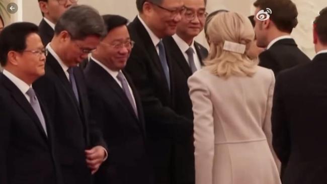 马克龙在中方欢迎仪式上献飞吻 夫人新发型抢镜