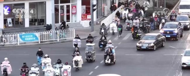 中央气象台：冷空气东移南下局地降温8℃ 多地气温创下半年新低 寒潮影响广泛