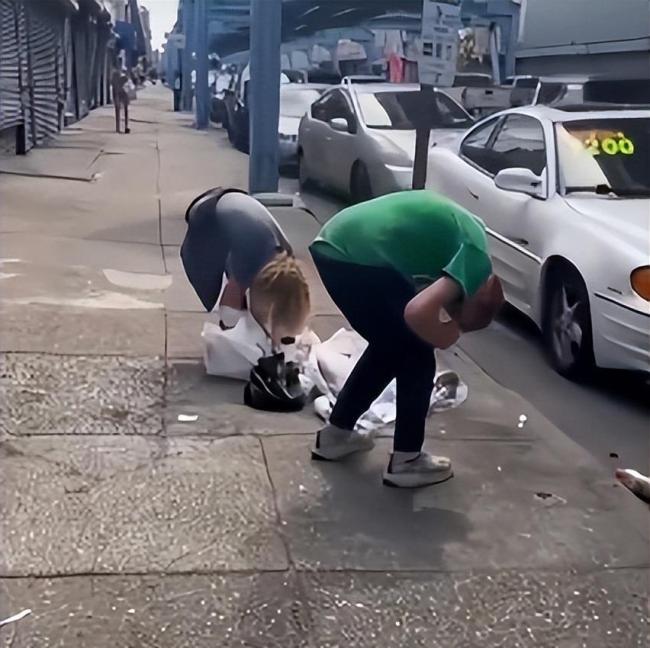 現(xiàn)場：美國街頭驚現(xiàn)“教學式”吸毒，頭皮發(fā)麻！