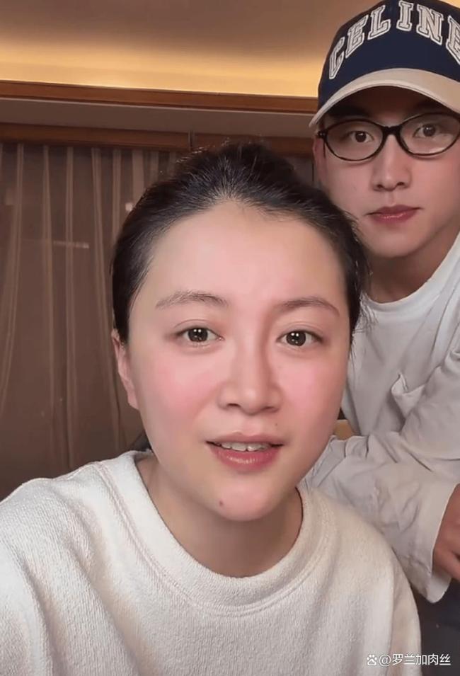 李嘉格直播男友出镜