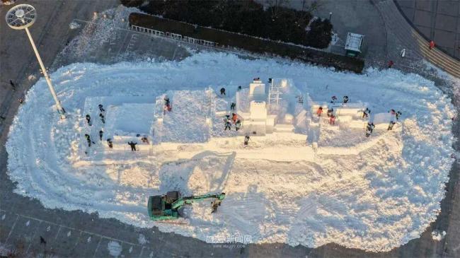 网友建议的冰滑梯成真了 施工正酣！