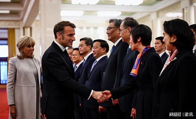 马克龙携夫人抵达成都 布里吉特优雅亮相