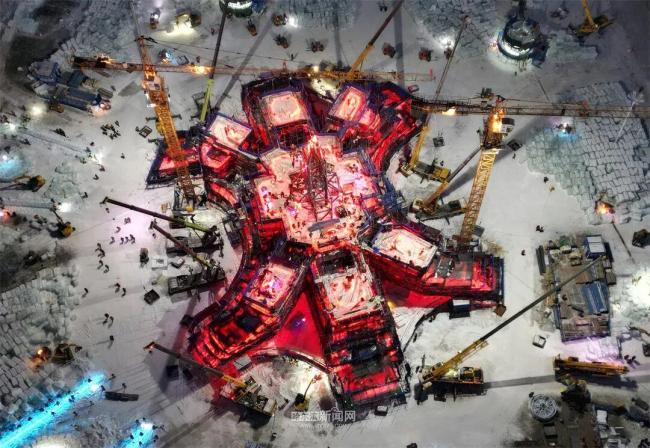 网友建议的冰滑梯成真了 施工正酣！