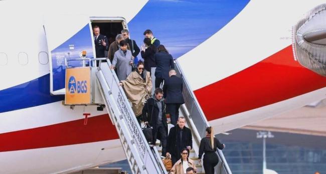 法新社发布马克龙夫妇抵京照片 巩俐夫妇罕见同行