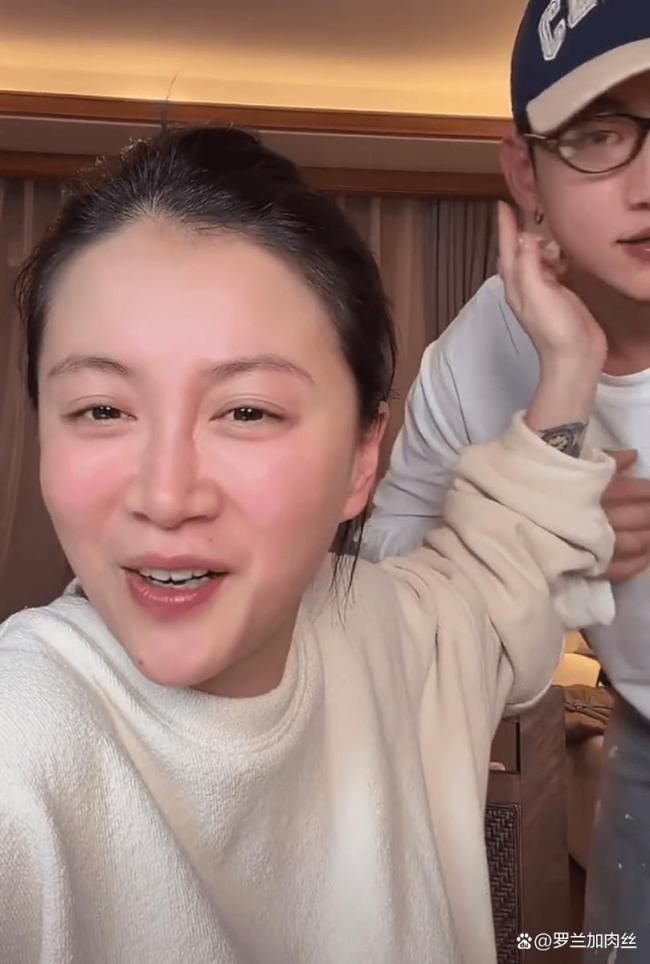 李嘉格与男友初次见面主动邀约散步 甜蜜互动曝光