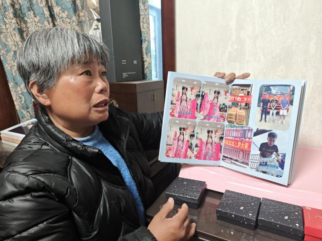 罗大美母亲翻儿子生前相册瞬间泪崩