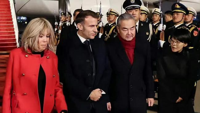 马克龙总统抵达成都 熊猫外交续写新篇章