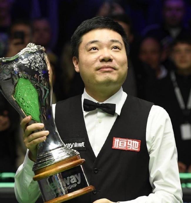 英国锦标赛：丁俊晖惊险绝杀挺进八强，赵心童状态低迷不敌张安达；希金斯遭逆转 斯诺克英锦赛精彩继续