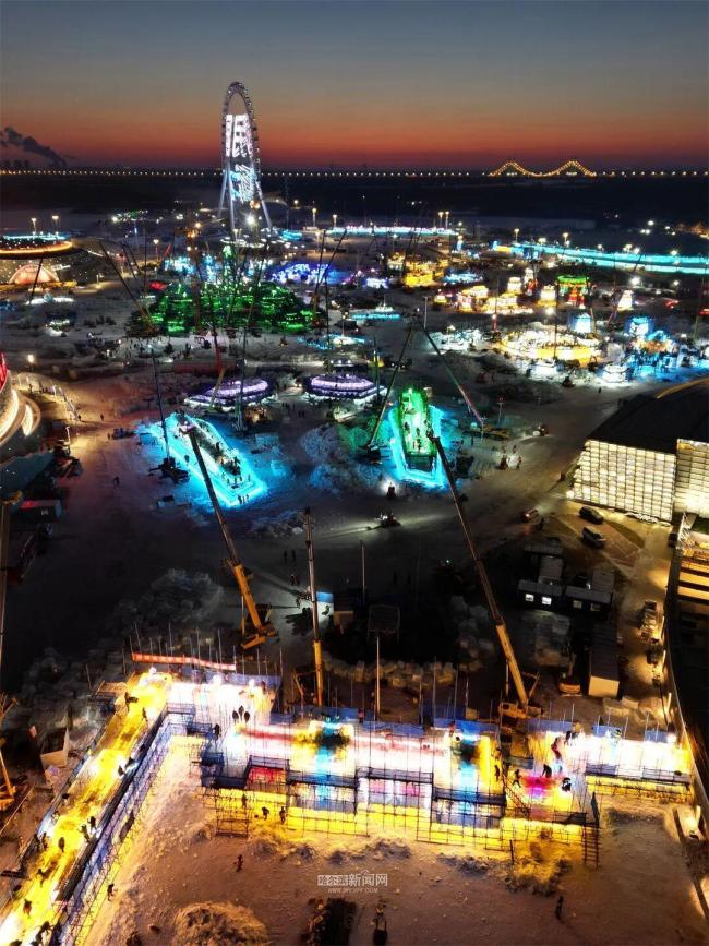 网友建议的冰滑梯成真了 施工正酣！