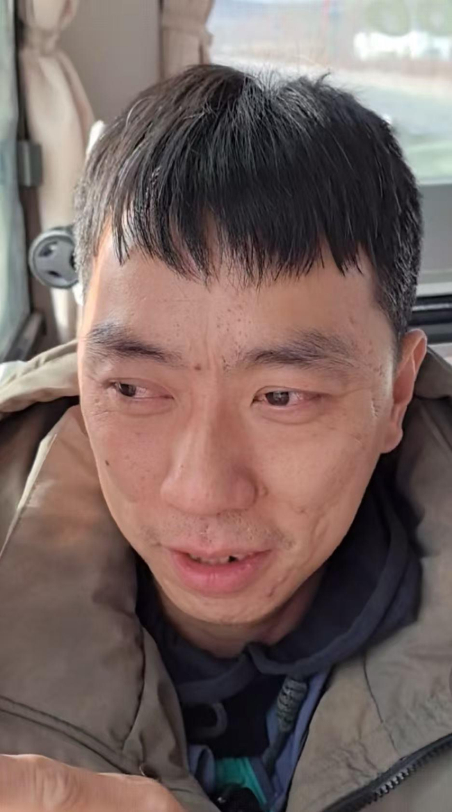 走失33年男子与亲生父亲团聚 感人瞬间泪目众人