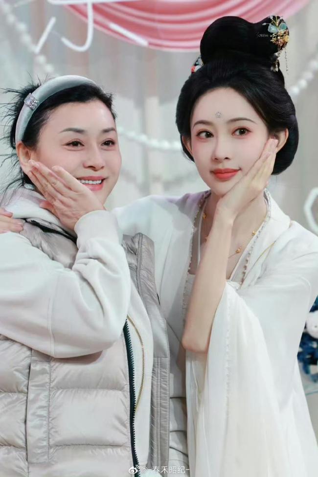 看到了五十多岁的孟子义 母女共用一张脸