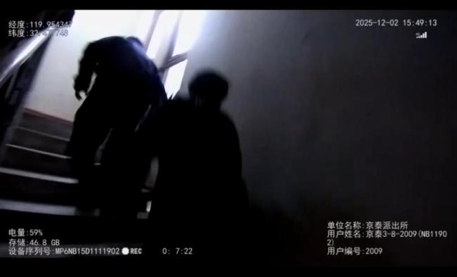 生死13秒 泰州公安高空救回坠楼女子 警民合力救援