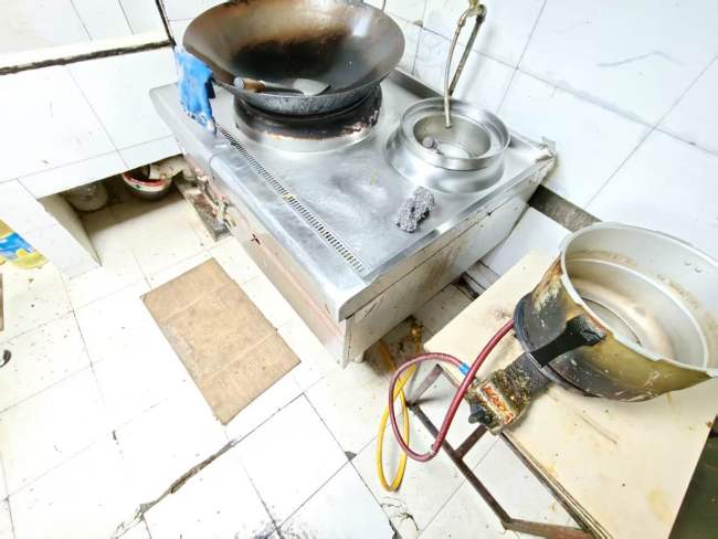 深圳一地下车库粉尘爆表 物业违规搭建厨房存隐患