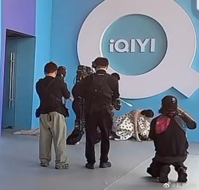 林允回复红毯颠仆：鞋带松了 红毯不测引热议