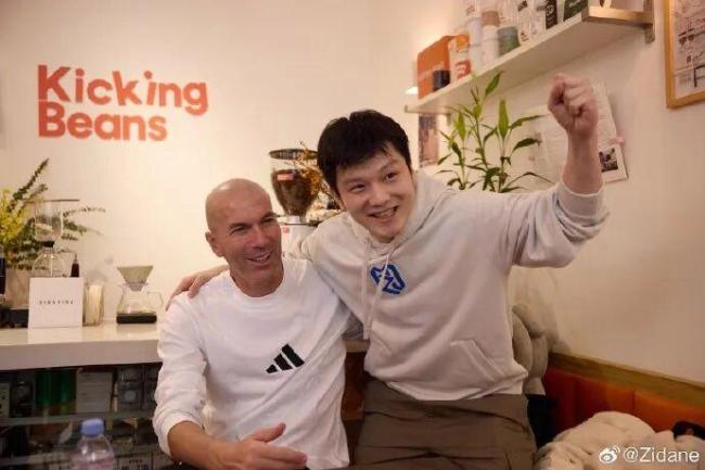 齊達(dá)內(nèi)回應(yīng)樊振東 球技獲贊同框合影