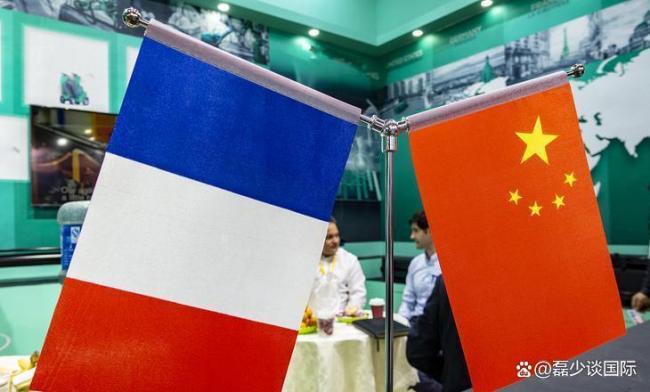 马克龙奔向人群与中国民众互动 深化中法战略合作