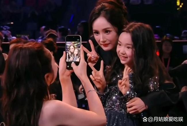 董璇曬小酒窩與白鹿自拍 溫馨畫面暖人心