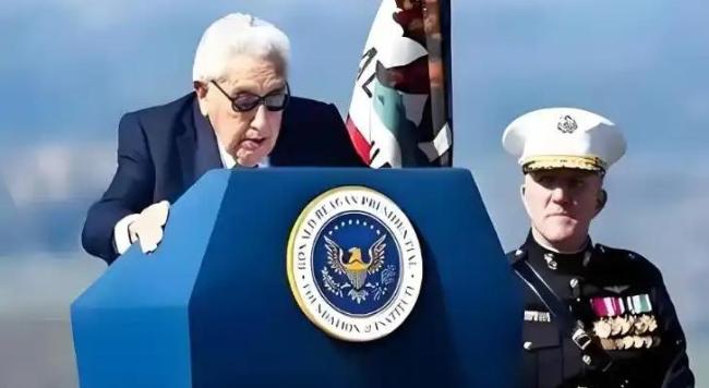 美国战略重心大转向 第一枪瞄准谁 俄罗斯成首要对手