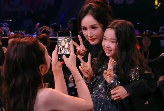 小酒窝尖叫之夜合影的明星 一线大牌齐亮相