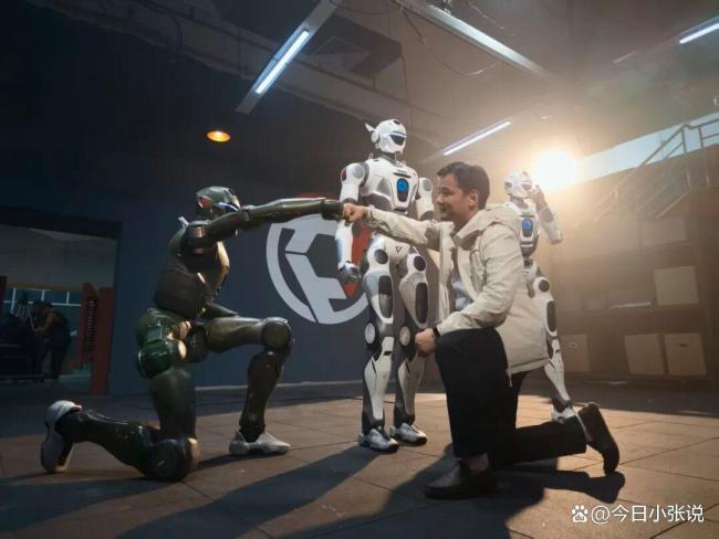 眾擎T800人形機(jī)器人一腳踹倒自家CEO 發(fā)布會(huì)震撼開(kāi)場(chǎng)