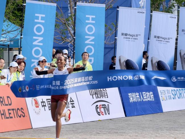 高鵬獲深圳馬拉松男子組國(guó)內(nèi)第一 中國(guó)首位沖線選手