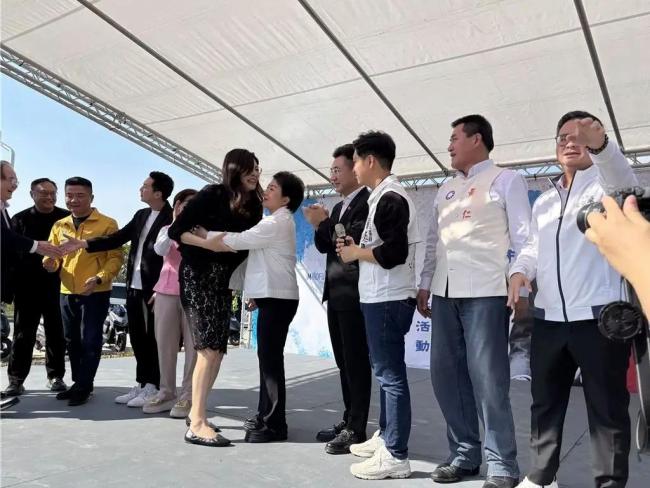 郑丽文卢秀燕同台3度拥抱驳不睦传闻 展现团结合作