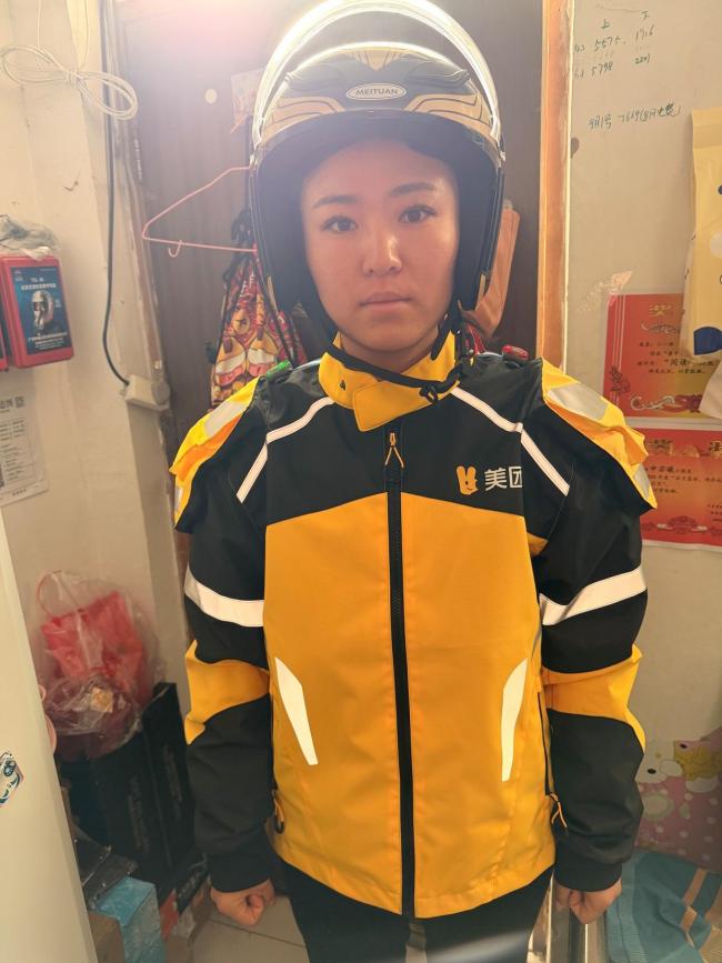 同行遭遇車禍 女騎手暖心相助 現(xiàn)場(chǎng)施救顯真情