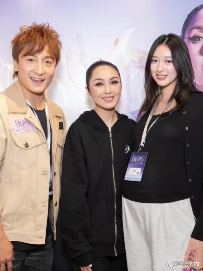 楊千嬅兒子長這么高了 13歲已超170cm