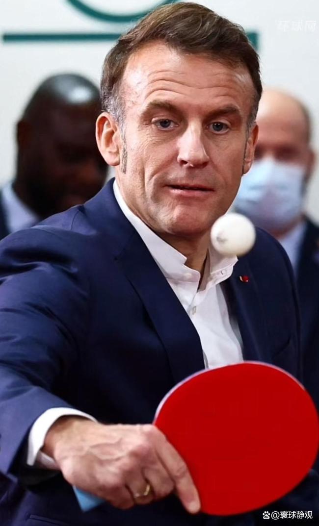 法新社下的马克龙 五星红旗同框引热议