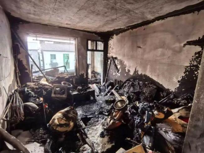 火災(zāi)現(xiàn)場現(xiàn)“電線蜘蛛網(wǎng)” 事故元兇疑為電氣故障