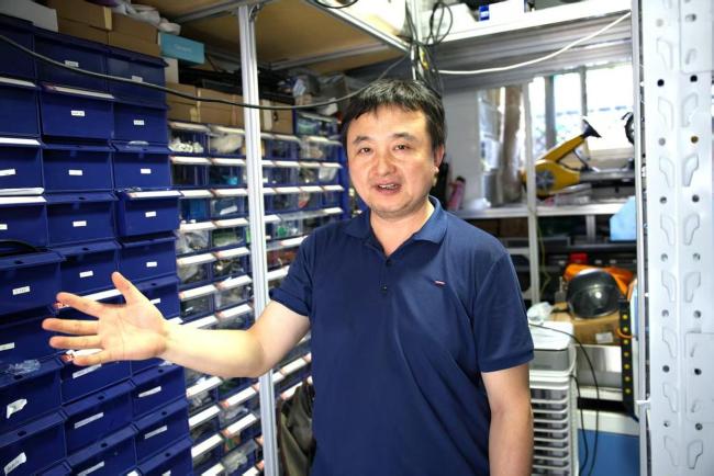 男子在杭州車庫手搓機器人 工程師慕名學藝