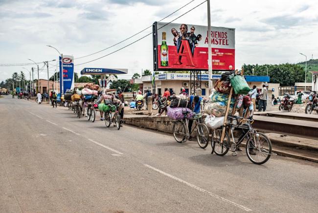 刚果(金)民众逃离战火 东部冲突加剧平民流离失所