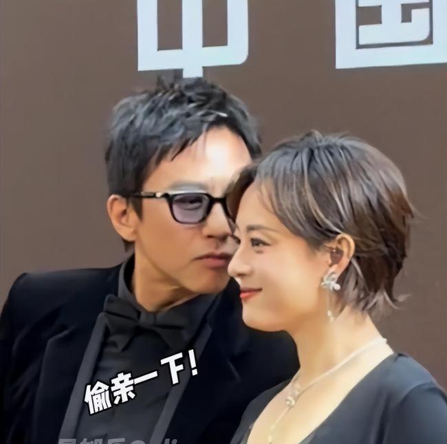 鄧超假裝“親一口”逗笑孫儷 恩愛如初撒狗糧