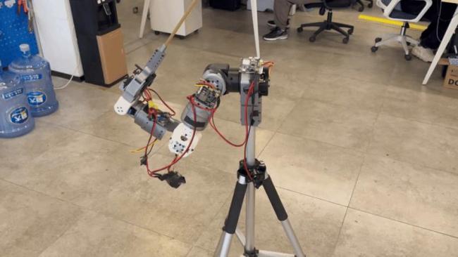 男子在杭州車庫手搓機器人 工程師慕名學藝