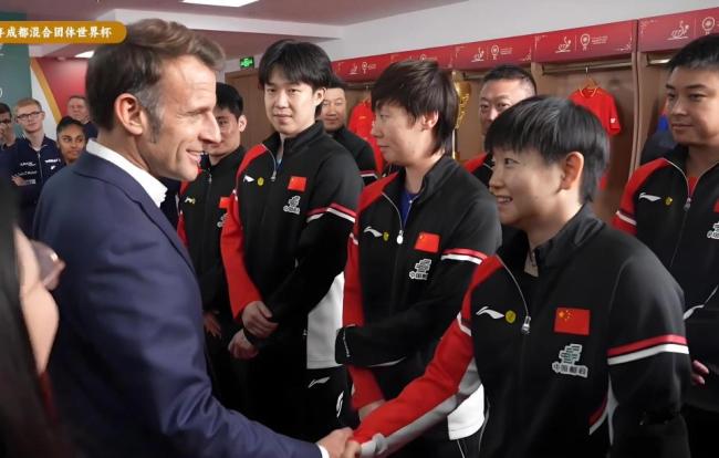 王曼昱得到马克龙的点赞 乒乓酬酢展现自信风韵